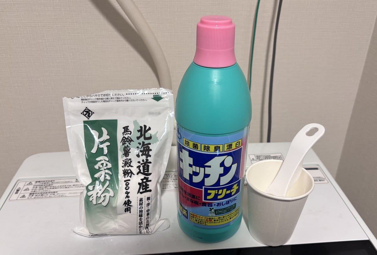 お風呂のカビ取りに使う片栗粉とキッチンブリーチと紙コップとスプーン