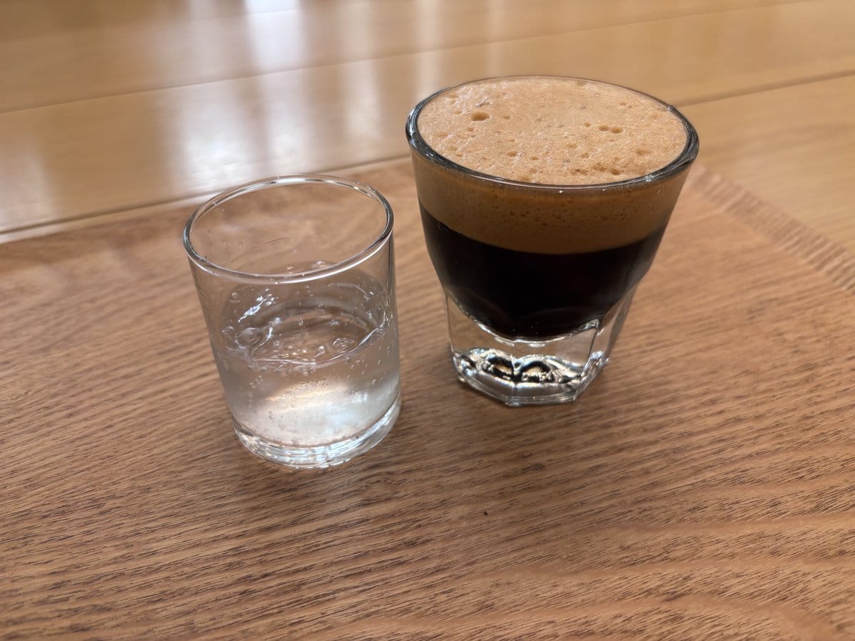 ブルーボトルコーヒーのコールド シェイクン エスプレッソと炭酸水のチェイサー