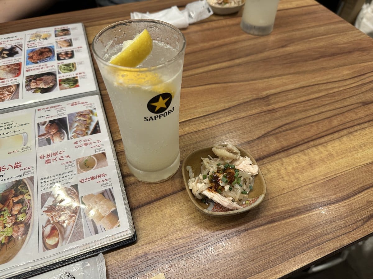 風来坊 東桜店の風来坊秘伝のレモンサワーと小鉢
