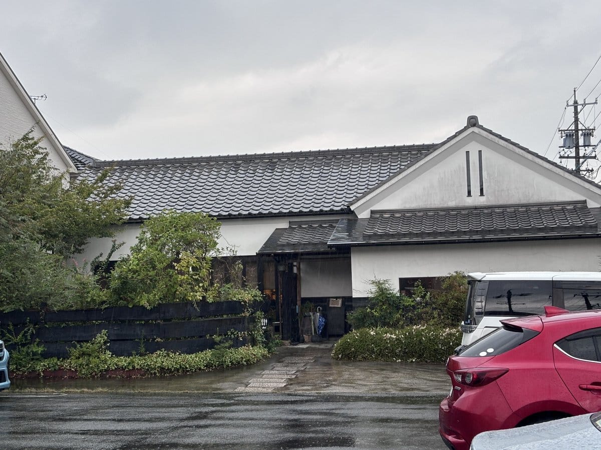北名古屋市の古民家カフェ かふぇ＆ぎゃらりー じょあんの外観と駐車場
