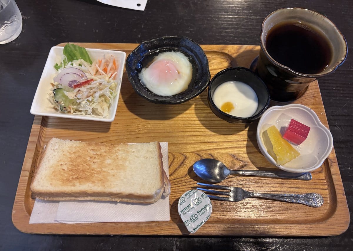じょあんのフルセットモーニング りんごサンドとサラダと温泉卵と竹炭ブレンド