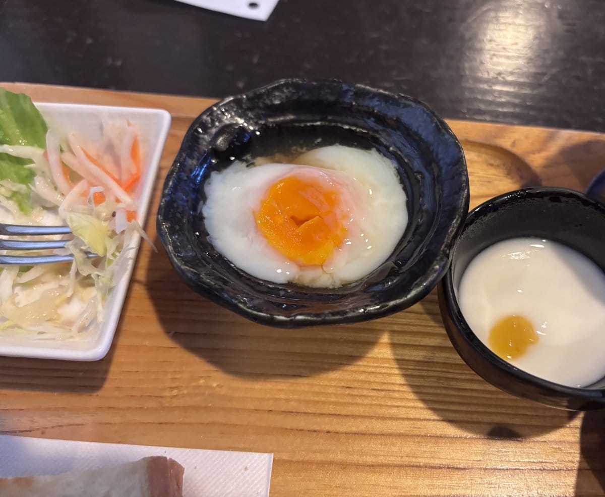 じょあんのモーニングの温泉卵とヨーグルト