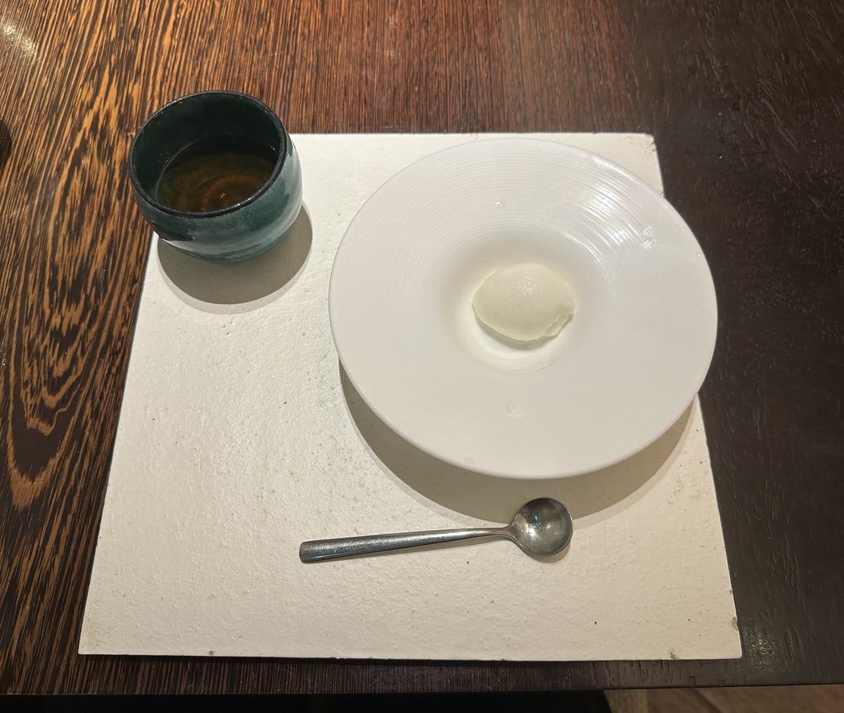 カツレツMATUMURAのデザート ヨーグルトシャーベットとほうじ茶