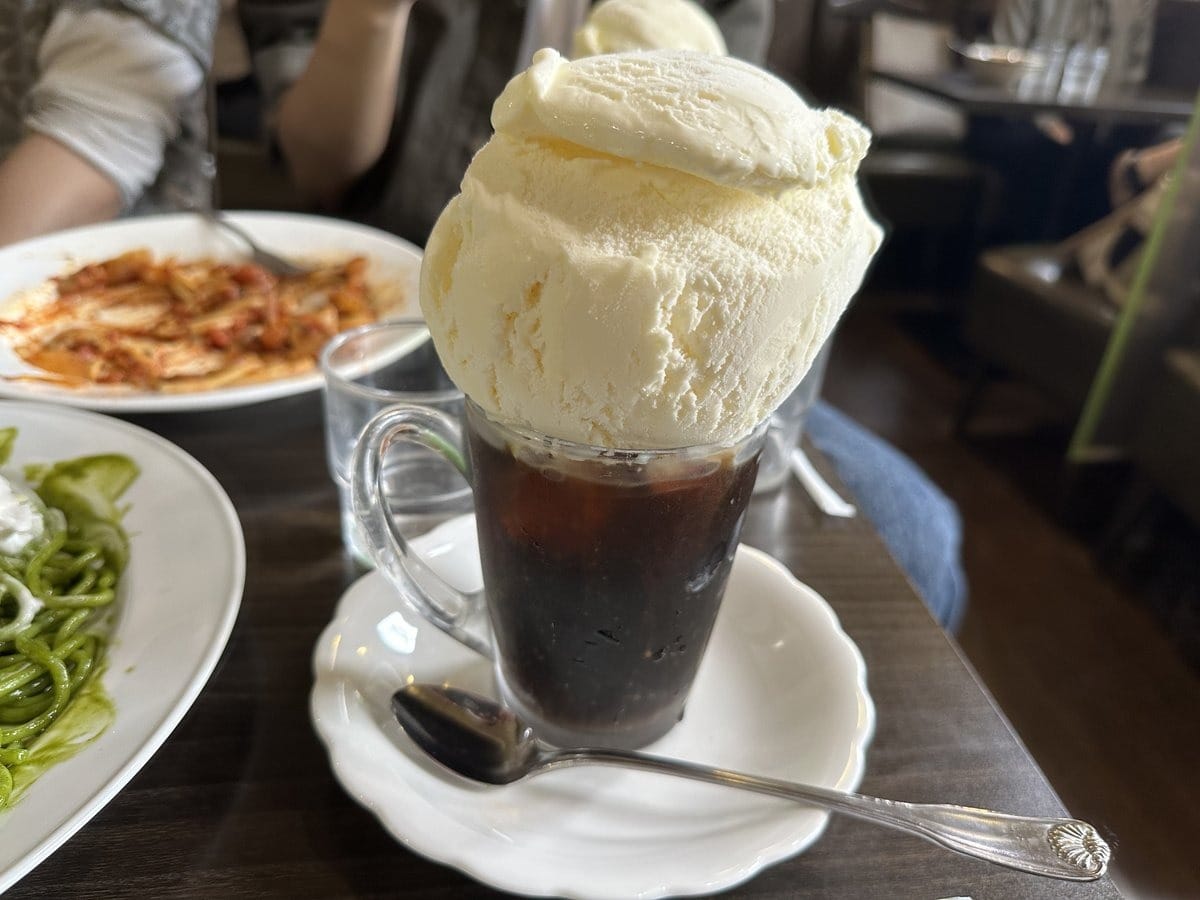 喫茶マウンテンのジョッキに特大アイスが乗ったコーヒーフロート