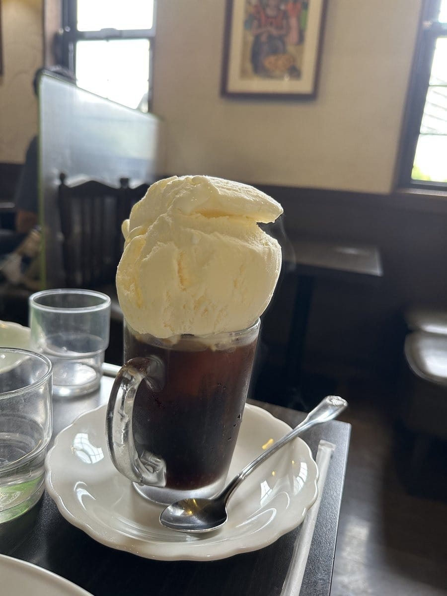 横から見た喫茶マウンテンのコーヒーフロート ジョッキからはみ出す特大アイス