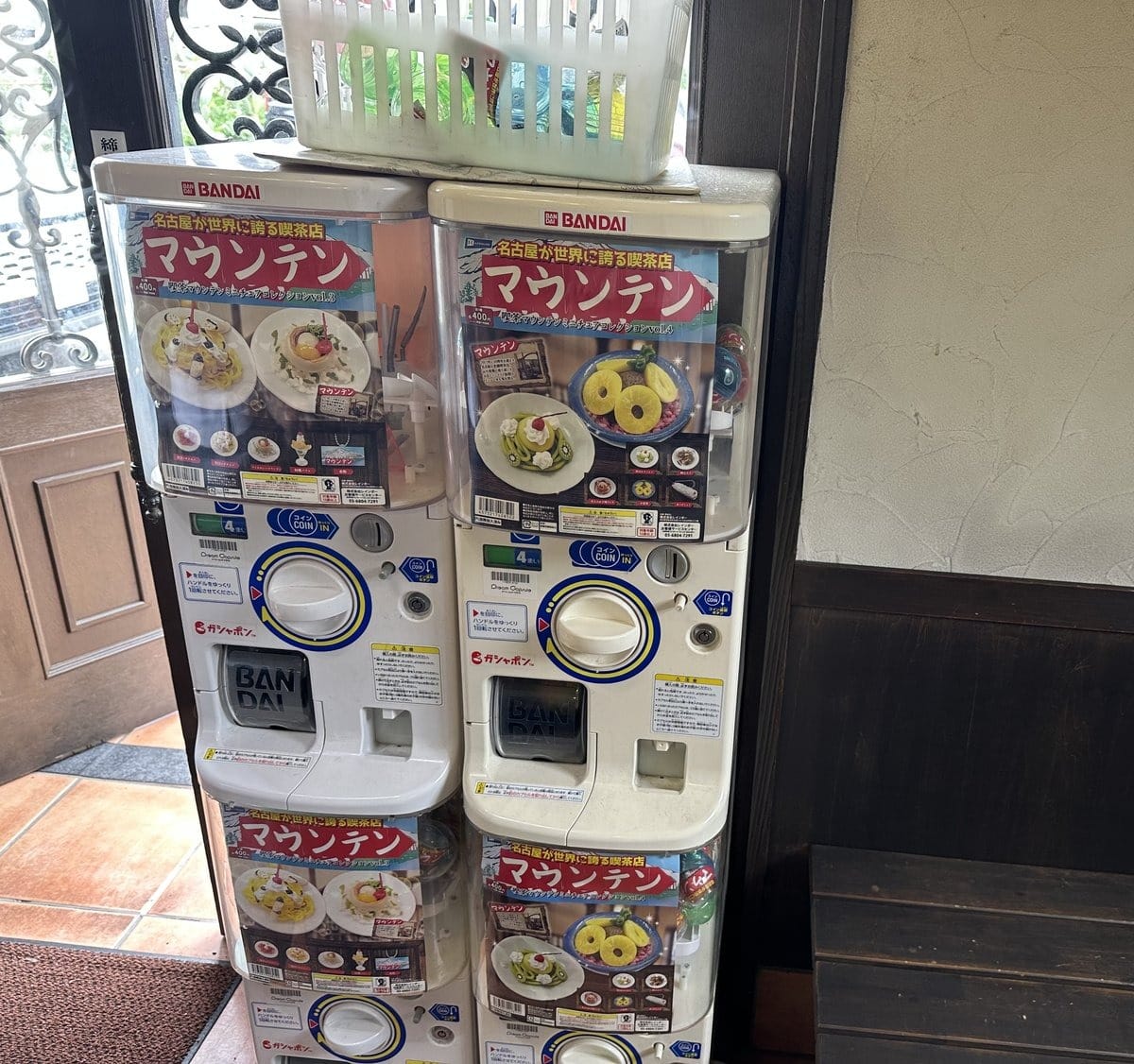 喫茶マウンテンの入り口にあるオリジナルミニチュアのガチャガチャ