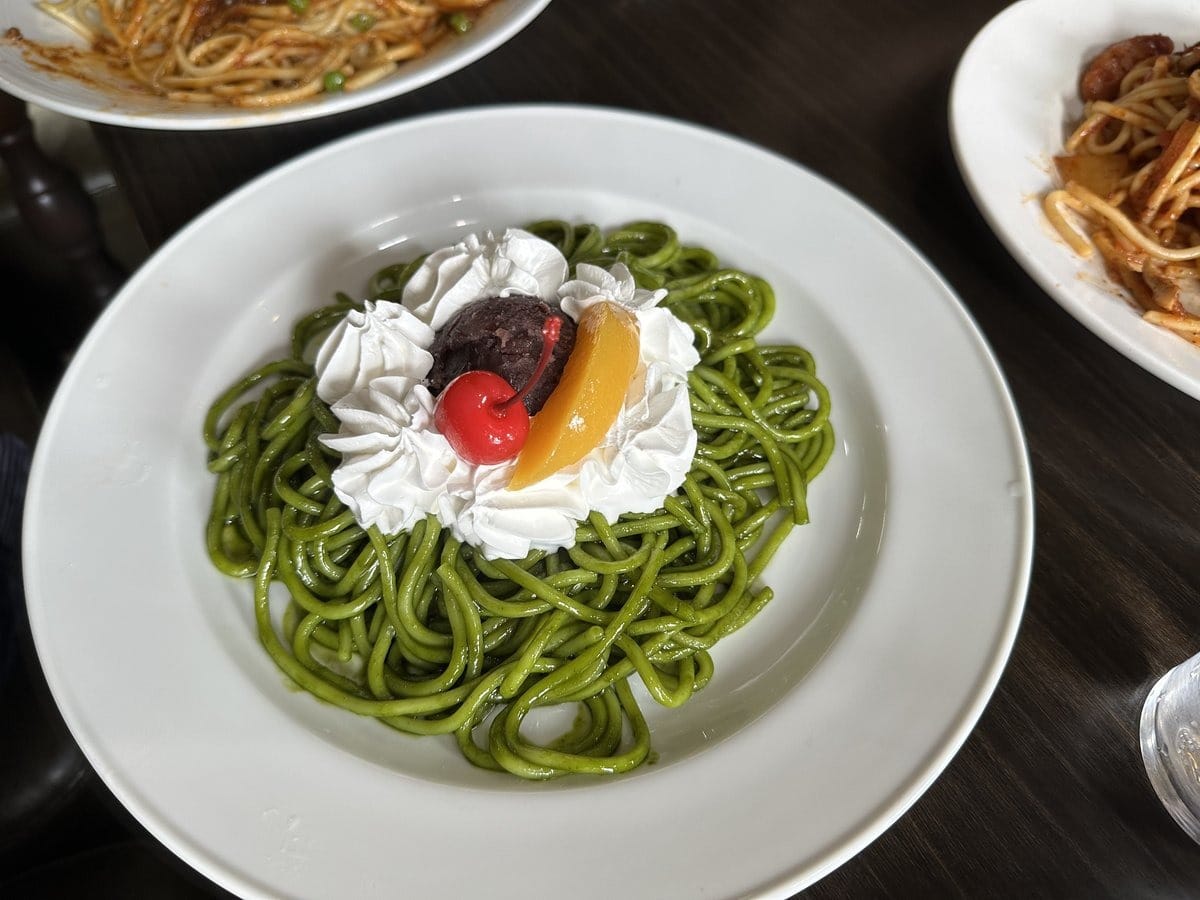 喫茶マウンテン名物の甘口抹茶小倉スパ 生クリームと小倉餡とさくらんぼ乗せ