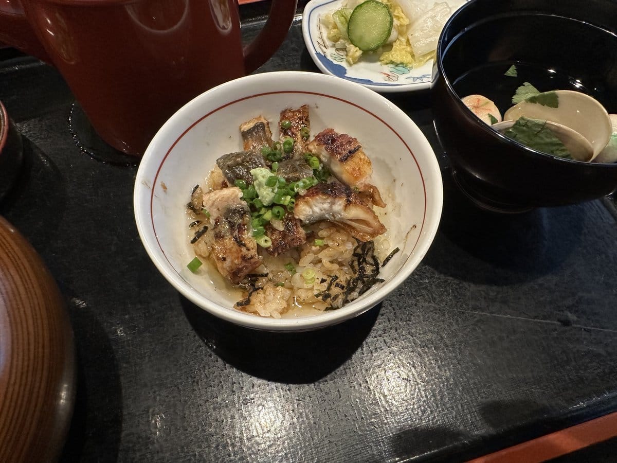炭焼 うな富士のひつまぶしを出汁茶漬け風にした様子