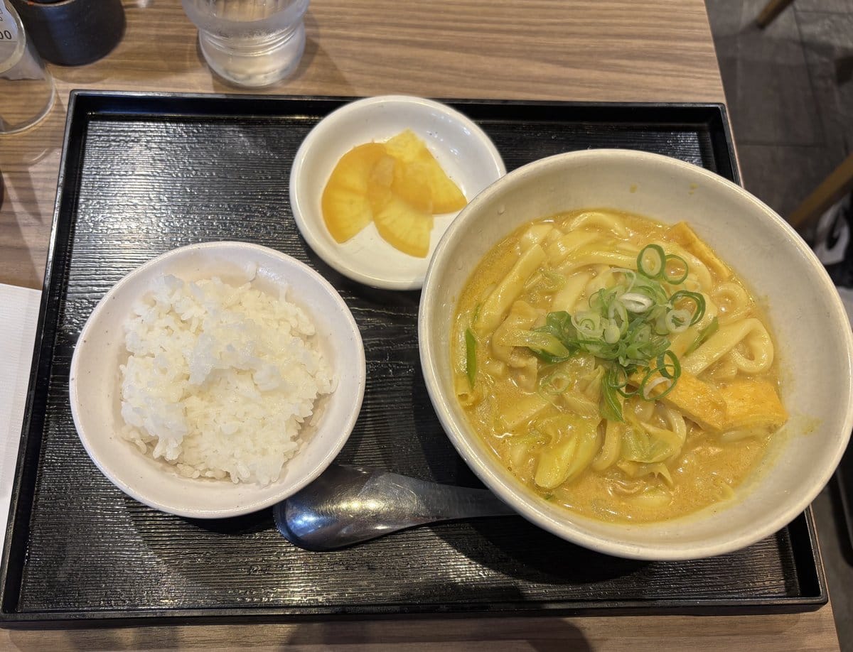 カレーうどんご飯セット（カレーうどん・白ご飯・漬物）