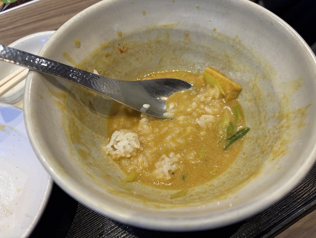 締めにご飯を入れたカレーうどんのどんぶり