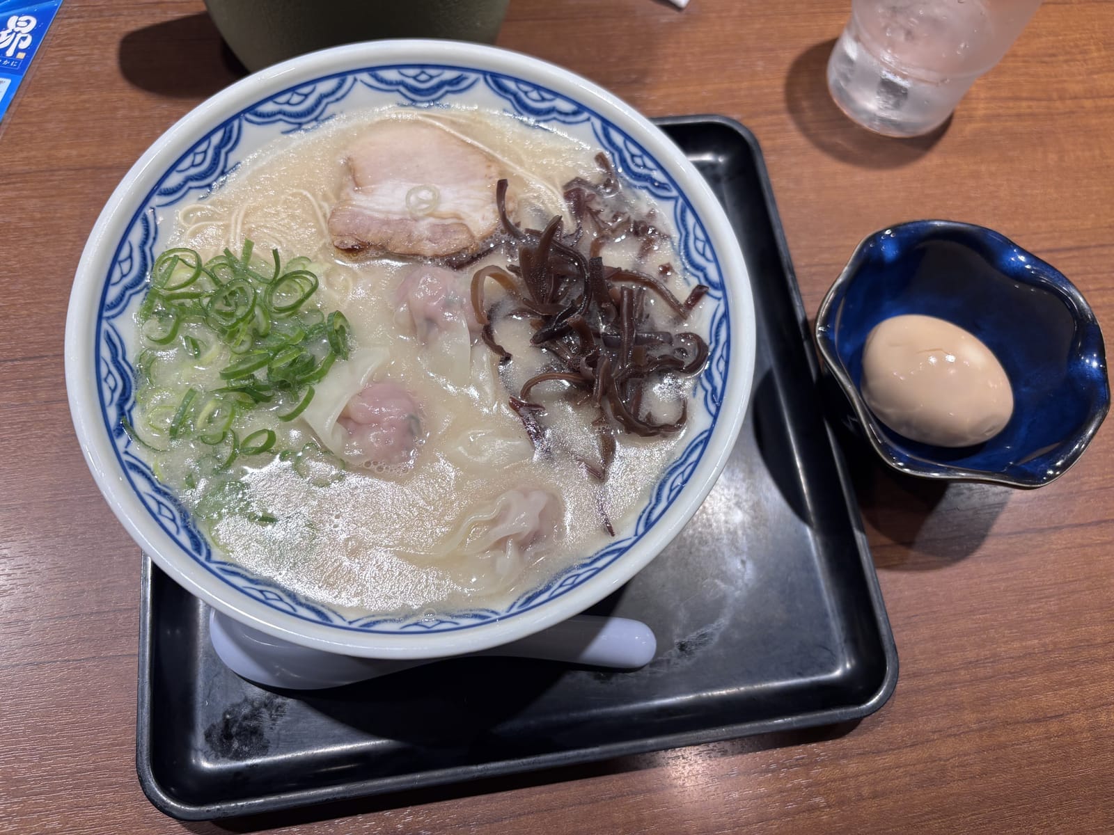 味玉をトッピングしたワンタンらーめん