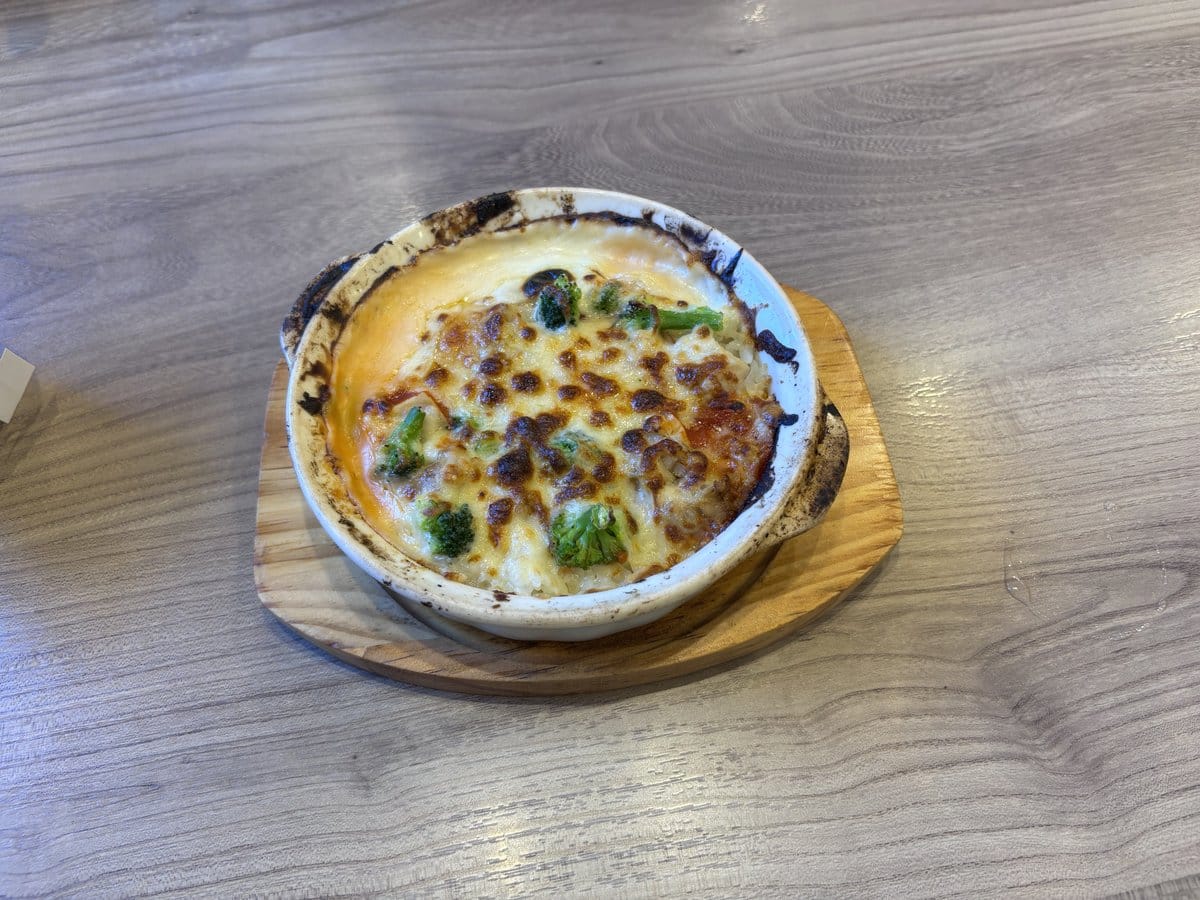 カプリモーネのチキンとブロッコリーのトマトドリア 焦げ目のついたチーズ