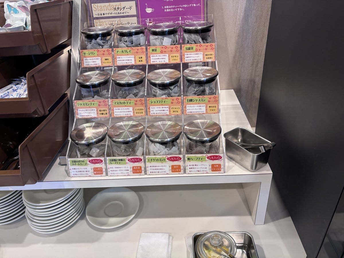 カプリモーネのドリンクバーにある紅茶のティーバッグコーナー