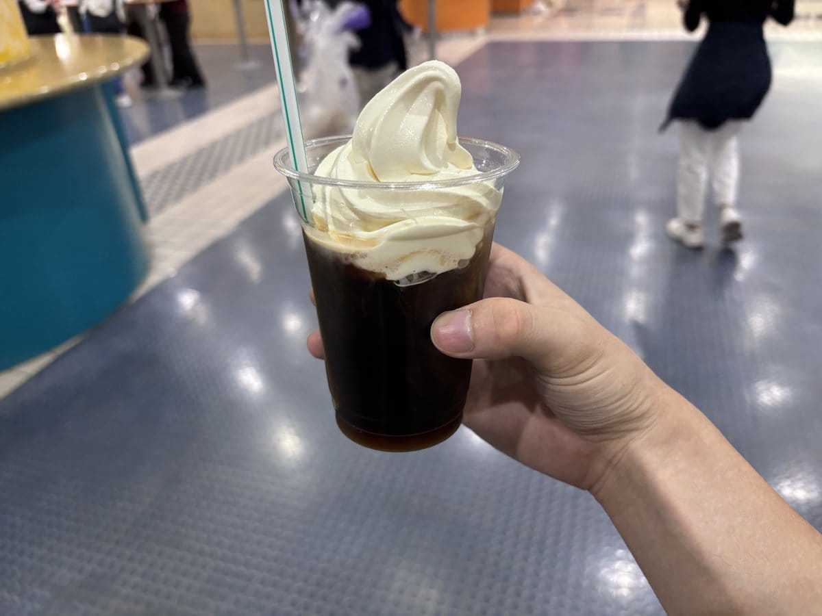 東京競馬場のコーヒーフロート 450円 コーヒーの上にソフトクリームがのった一杯