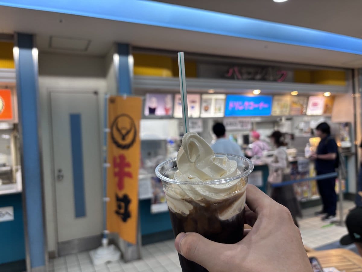 東京競馬場 メモリアルスタンド地下のフードコートのドリンクコーナーとコーヒーフロート