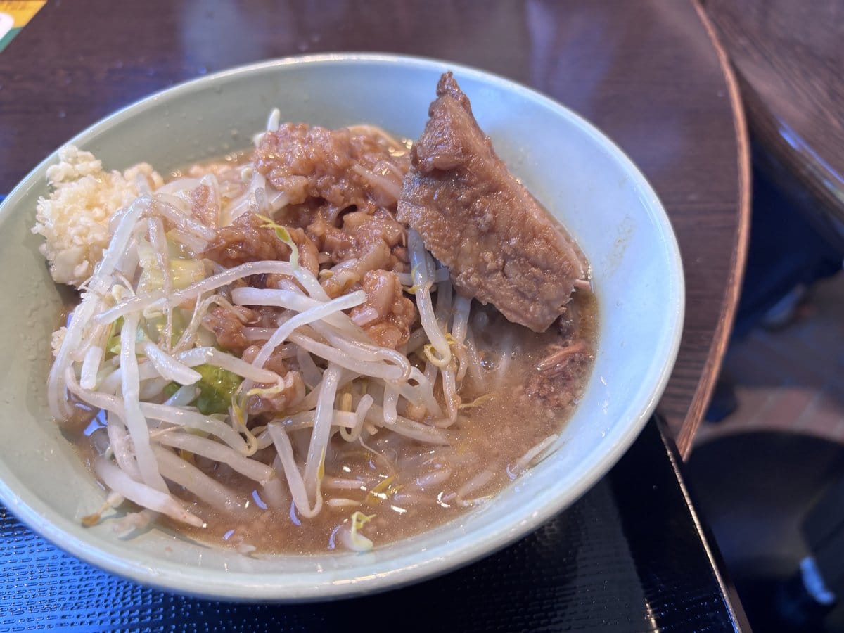 俺の生きる道のラーメンのアップ 野菜とニンニク、分厚いチャーシュー