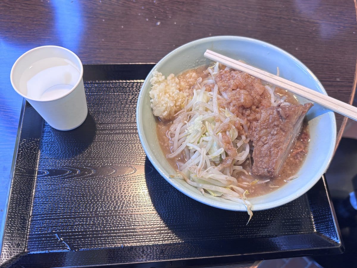 東京競馬場 俺の生きる道の俺道ラーメン 野菜とニンニクが山盛りで分厚いチャーシューがのった一杯