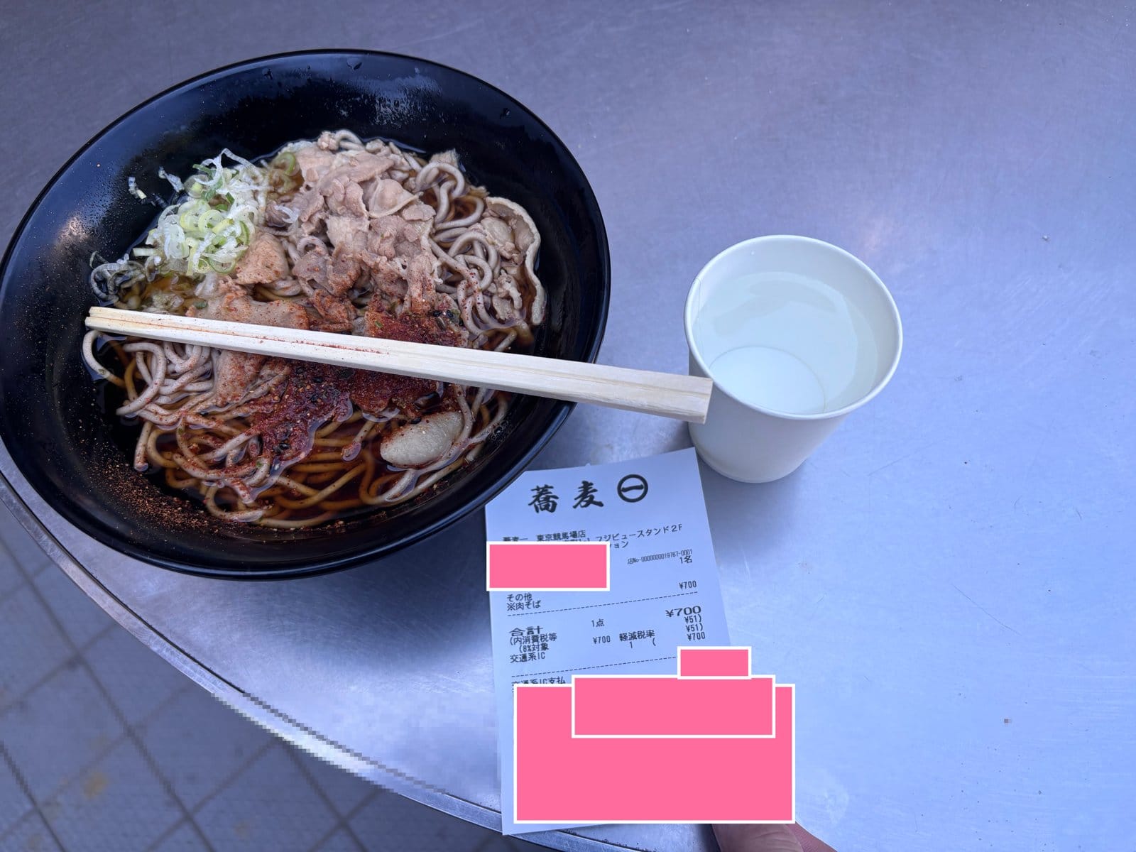 東京競馬場 蕎麦一の肉そば 薄切りの肉とネギがのった一杯