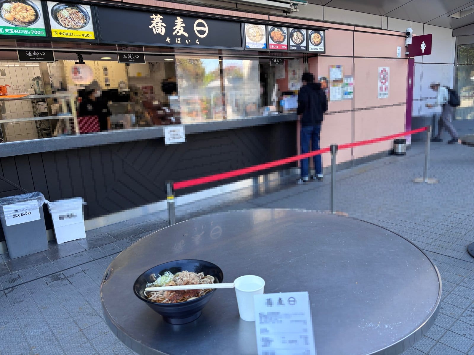 東京競馬場の立ち食いそば店「蕎麦一」の店頭と屋外の立ち食いテーブル