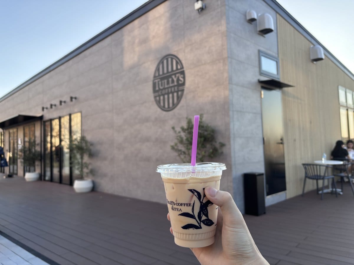 レイクタウンアウトレットのタリーズコーヒー＆TEAの外観とテラス席