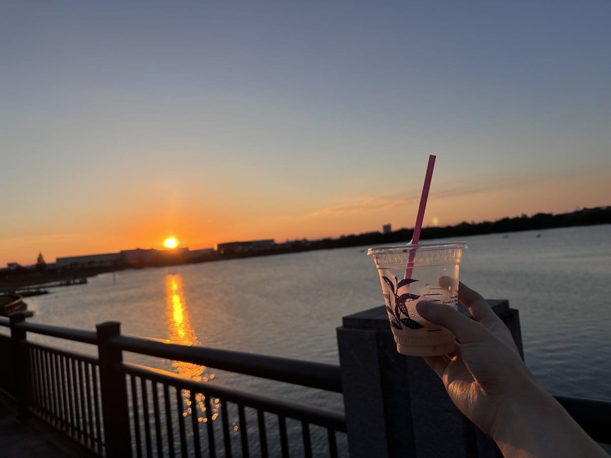 レイクタウンの湖に沈む夕日とタリーズのドリンク