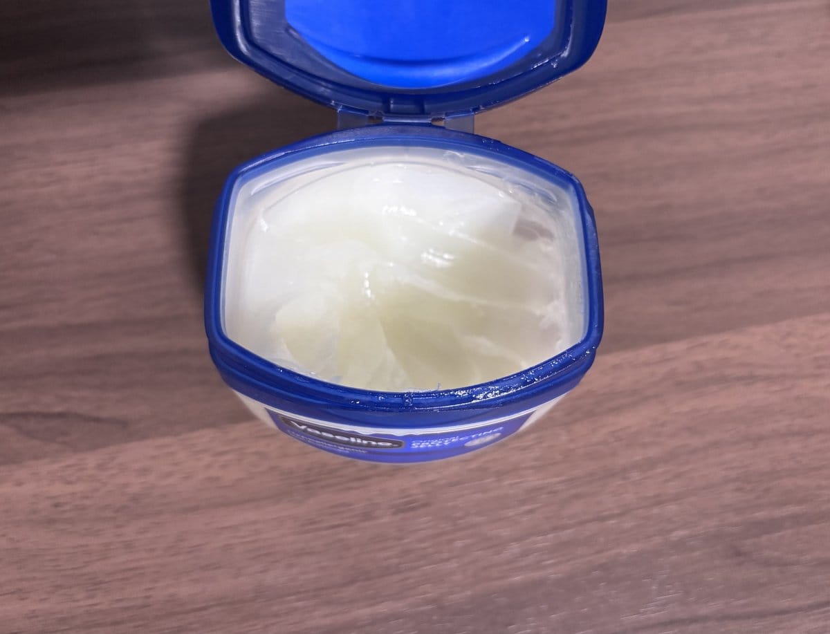 ふたを開けたヴァセリンの容器と中身の白いワセリン